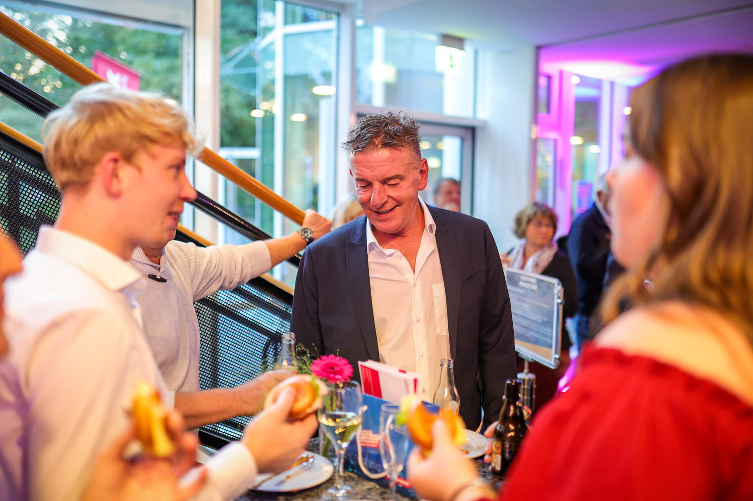 Die Landessiegerinnen und Landessieger genießen Snacks.