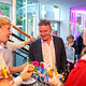 Die Landessiegerinnen und Landessieger genießen Snacks.