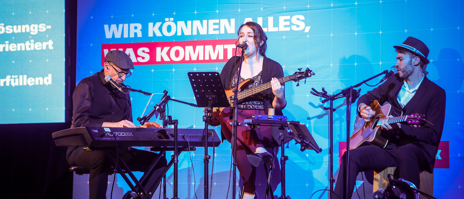 Die Band spielt auf der Bühne für die Landessiegerinnen und Landessieger.