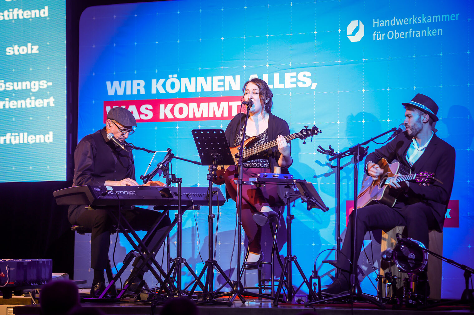Die Band spielt auf der Bühne für die Landessiegerinnen und Landessieger.