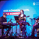 Die Band spielt auf der Bühne für die Landessiegerinnen und Landessieger.