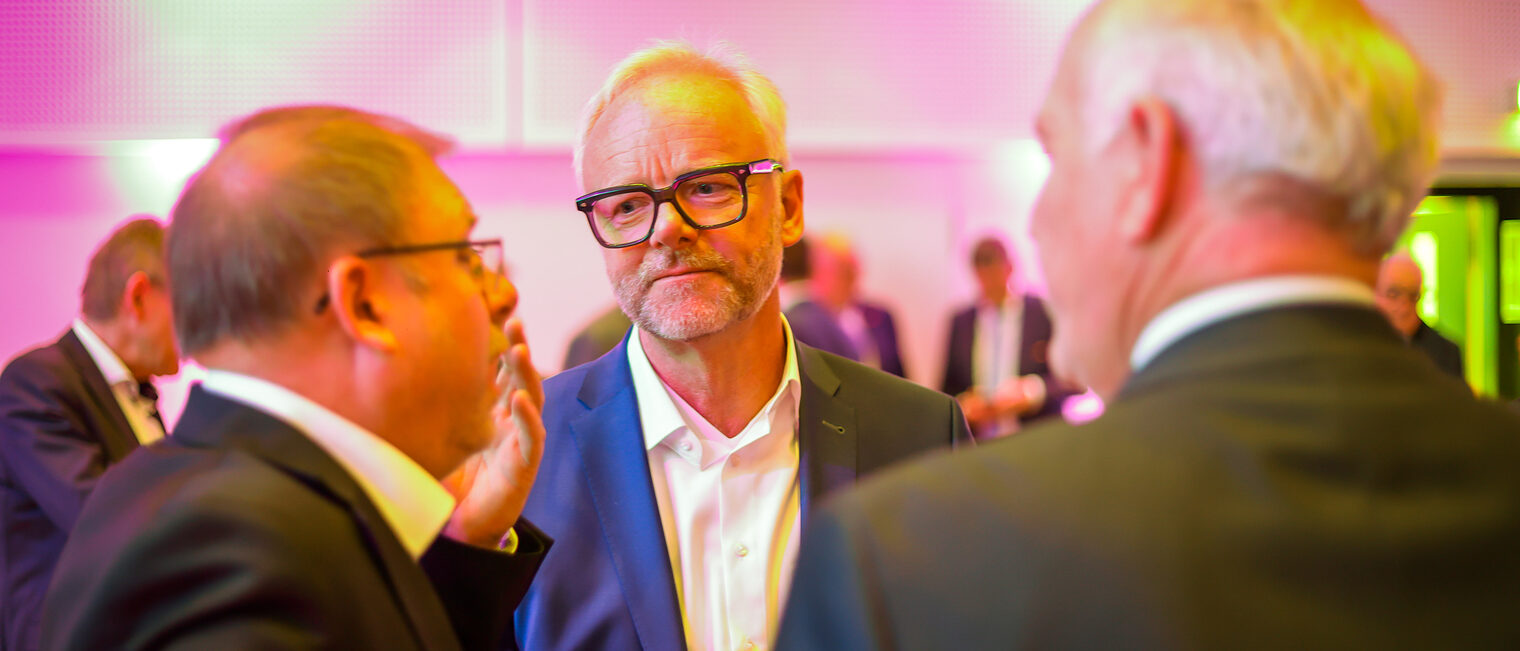 Gäste der Landessiegerfeier unterhalten sich.