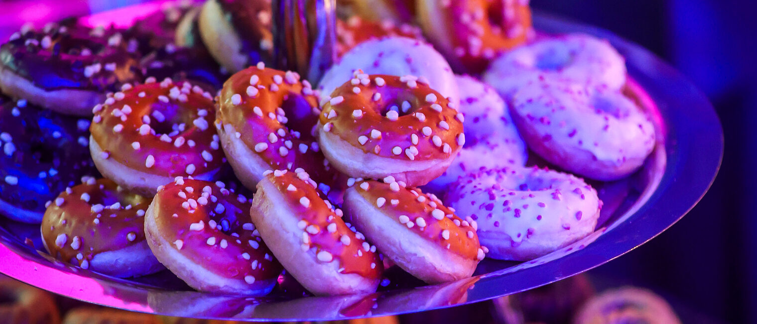 Süße Snacks stehen in mehrstöckigen Präsentationsauslagen.