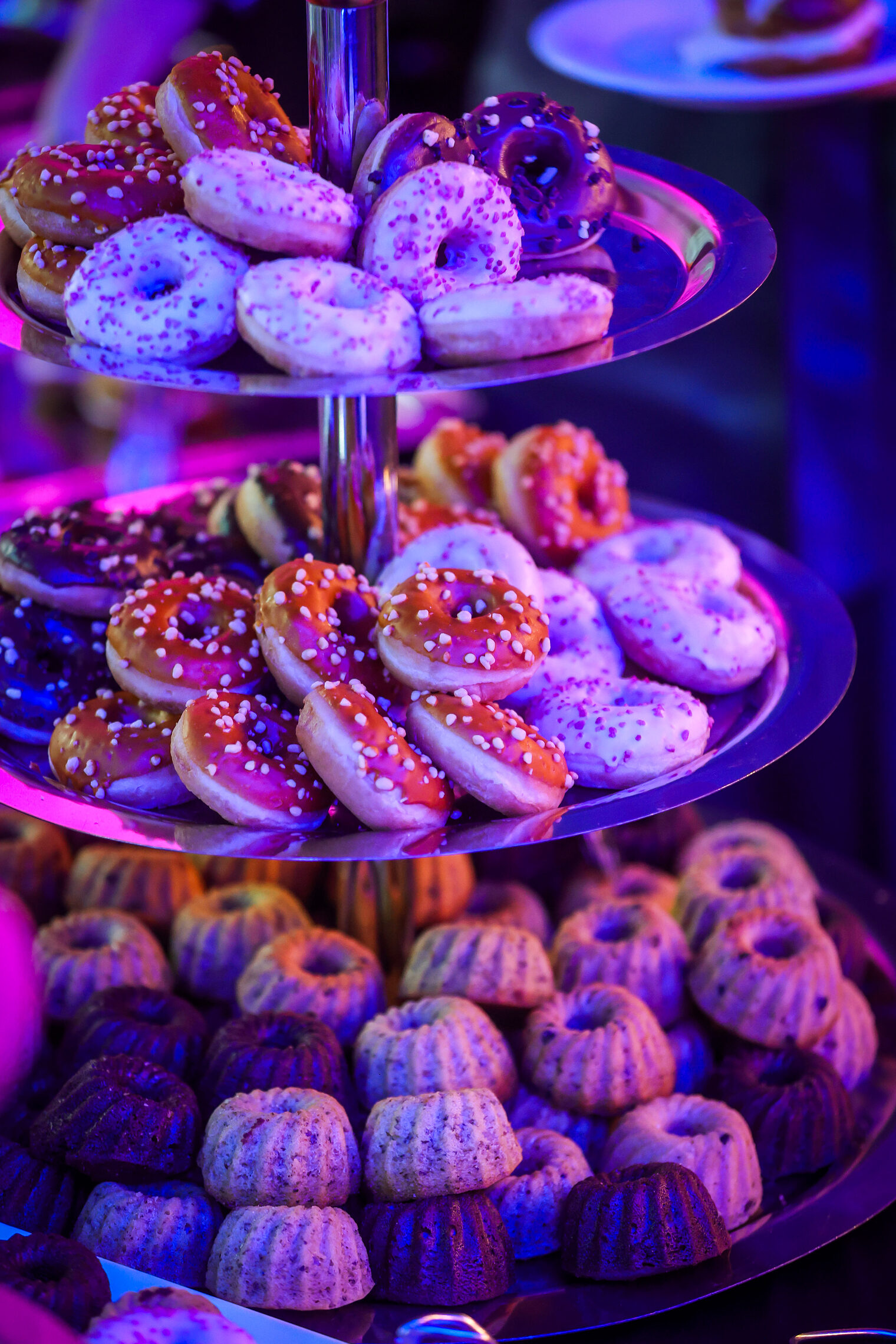 Süße Snacks stehen in mehrstöckigen Präsentationsauslagen.