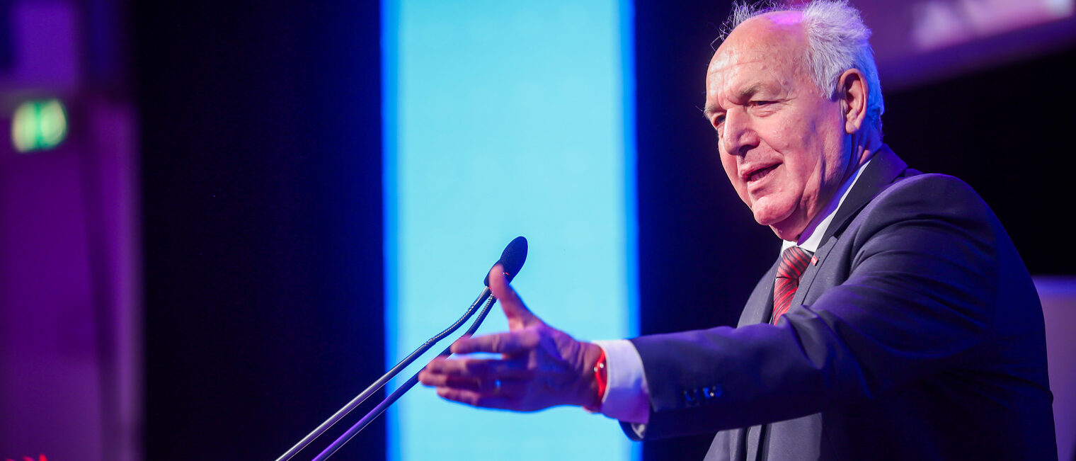 BHT-Präsident Peterandl spricht auf der Bühne in ein Mikrofon. 