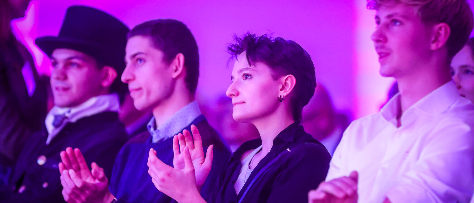 Gäste der Landessiegerfeier applaudieren im Publikum.