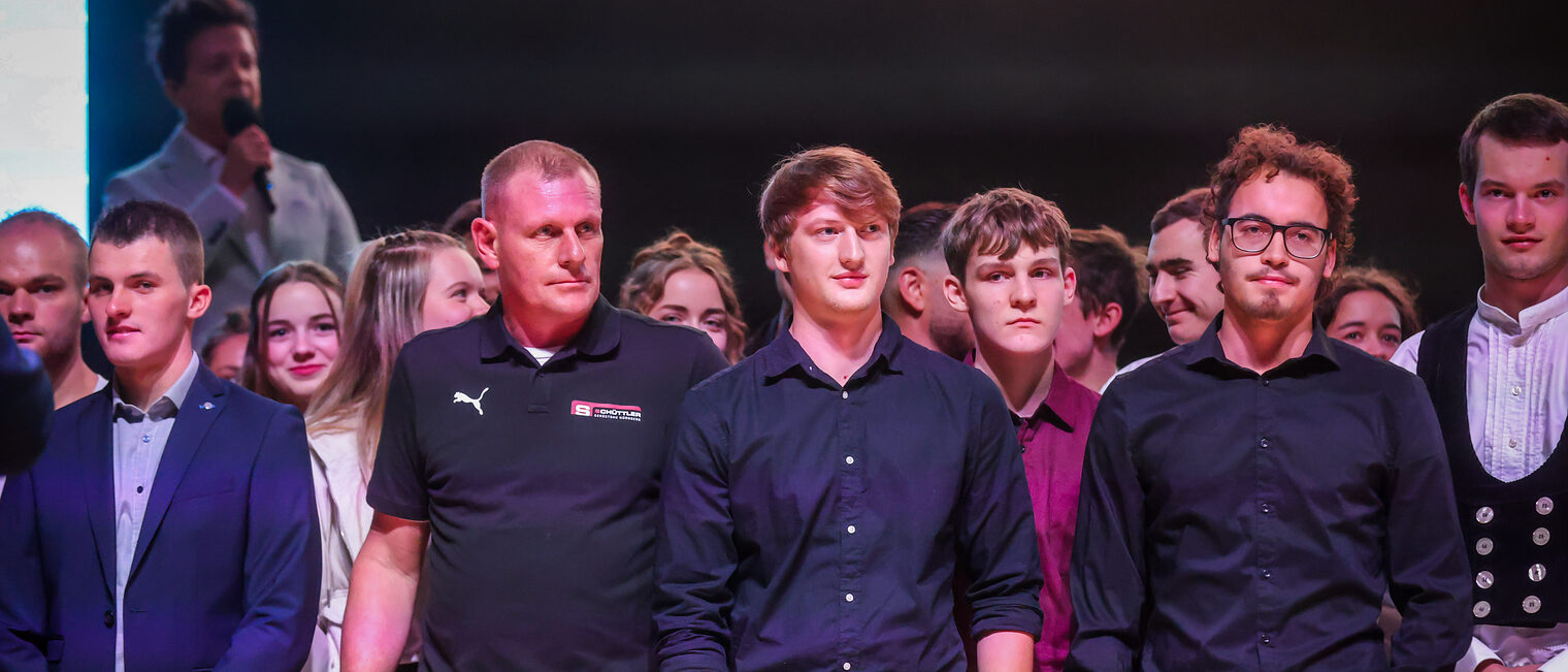 Die Landessiegerinnen und Landessieger stehen mit Christian Höreth auf der Bühne.