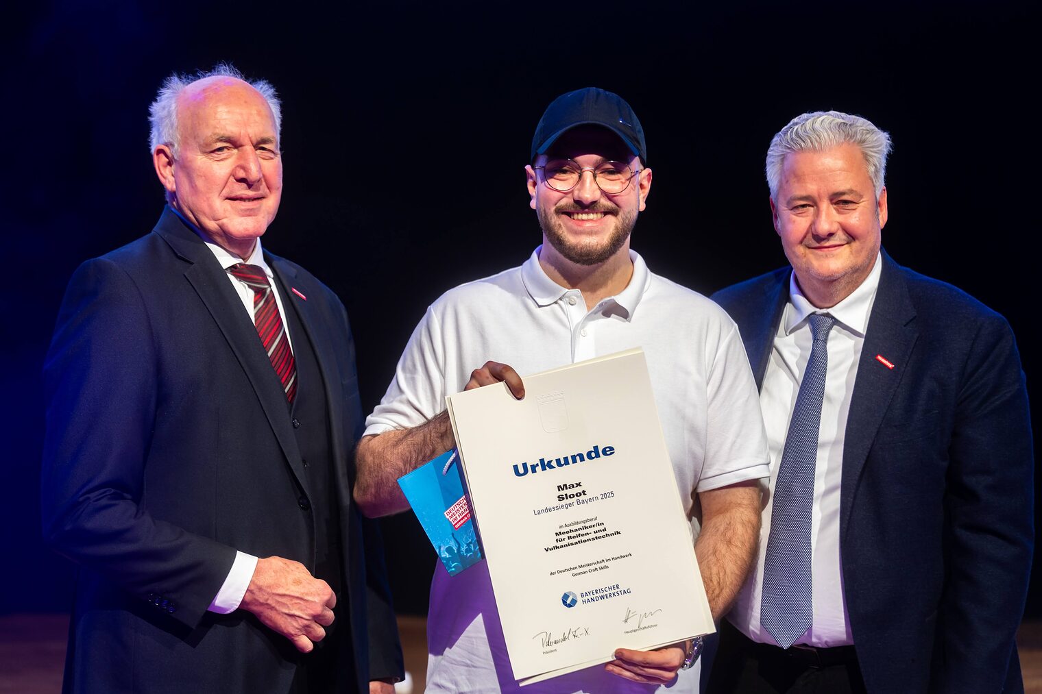 Max Sloot präsentiert seine Urkunde mit BHT-Präsident Peterandl und HWK-Präsident Matthias Graßmann.