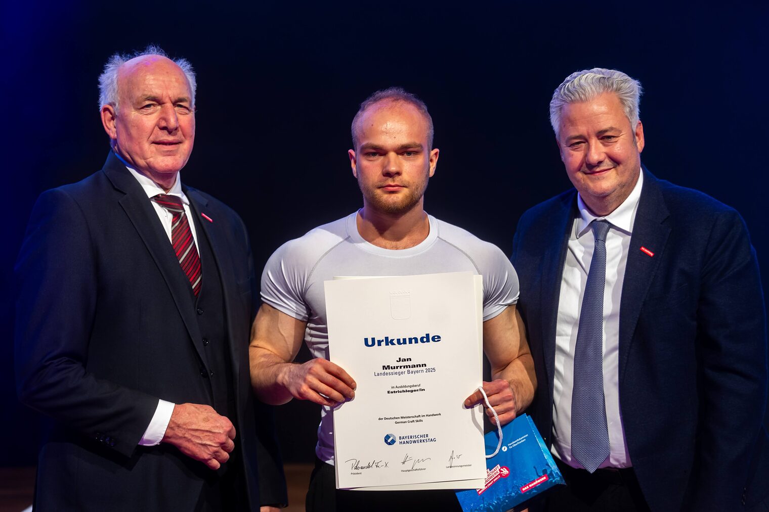 Jan Murrmann präsentiert seine Urkunde mit BHT-Präsident Peterandl und HWK-Präsident Matthias Graßmann.
