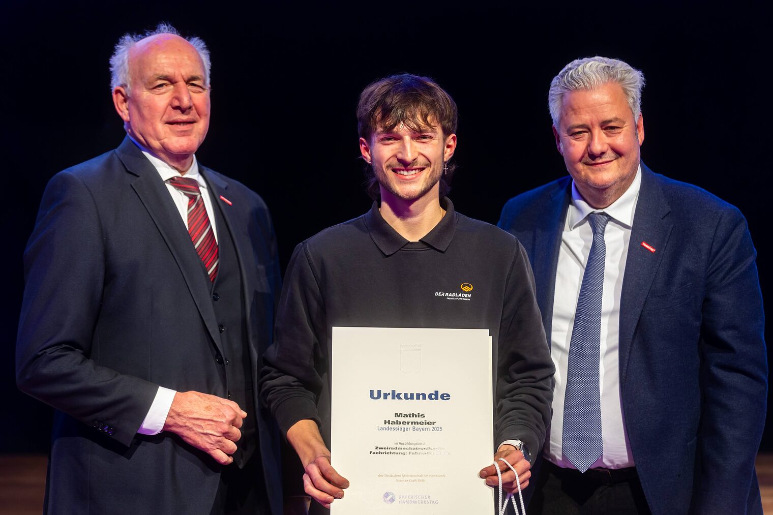 Mathis Habermeier präsentiert seine Urkunde mit BHT-Präsident Peterandl und HWK-Präsident Matthias Graßmann.