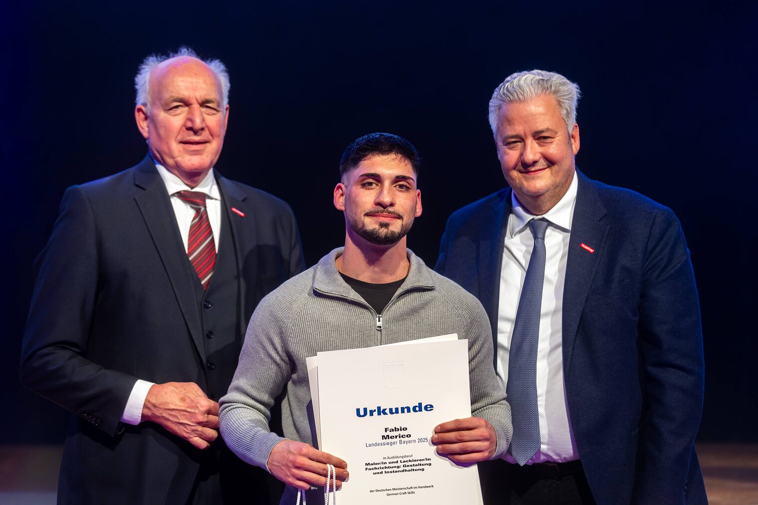 Fabio Merico präsentiert seine Urkunde mit BHT-Präsident Peterandl und HWK-Präsident Matthias Graßmann.