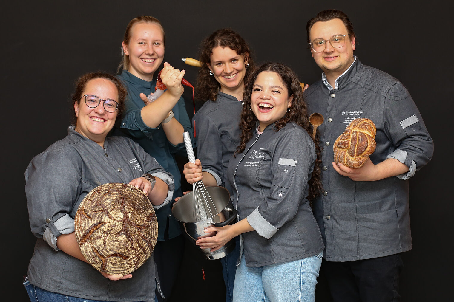 Die Meisterschülerinnen und Meisterschüler posieren mit Broten, Ruhrschüssel und Spritztüte.