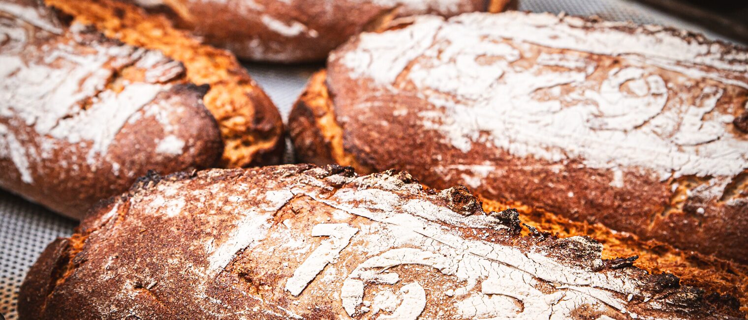 Das Jubiläumsbrot mit dem Aufdruck 1625 liegt im Ofen.