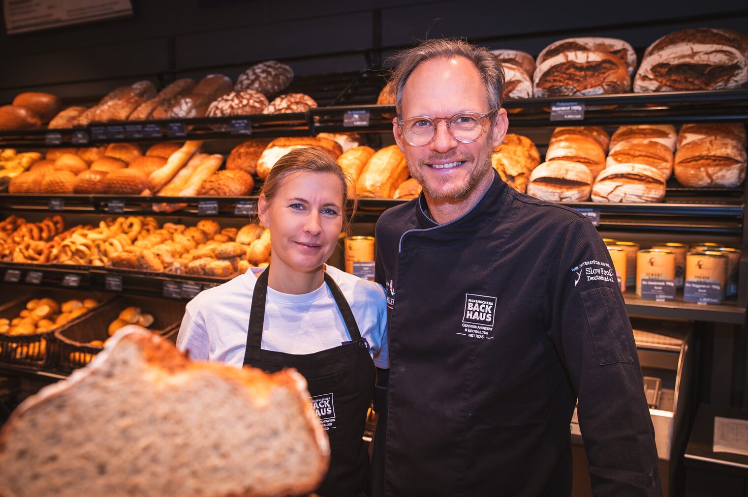 Andreas und Jessica Fickenscher stehen im Verkaufsraum ihrer Bäckerei.