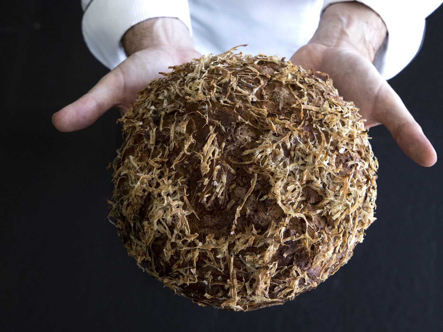 Nahaufnahme des Heimatbrots mit regionalen Zutaten