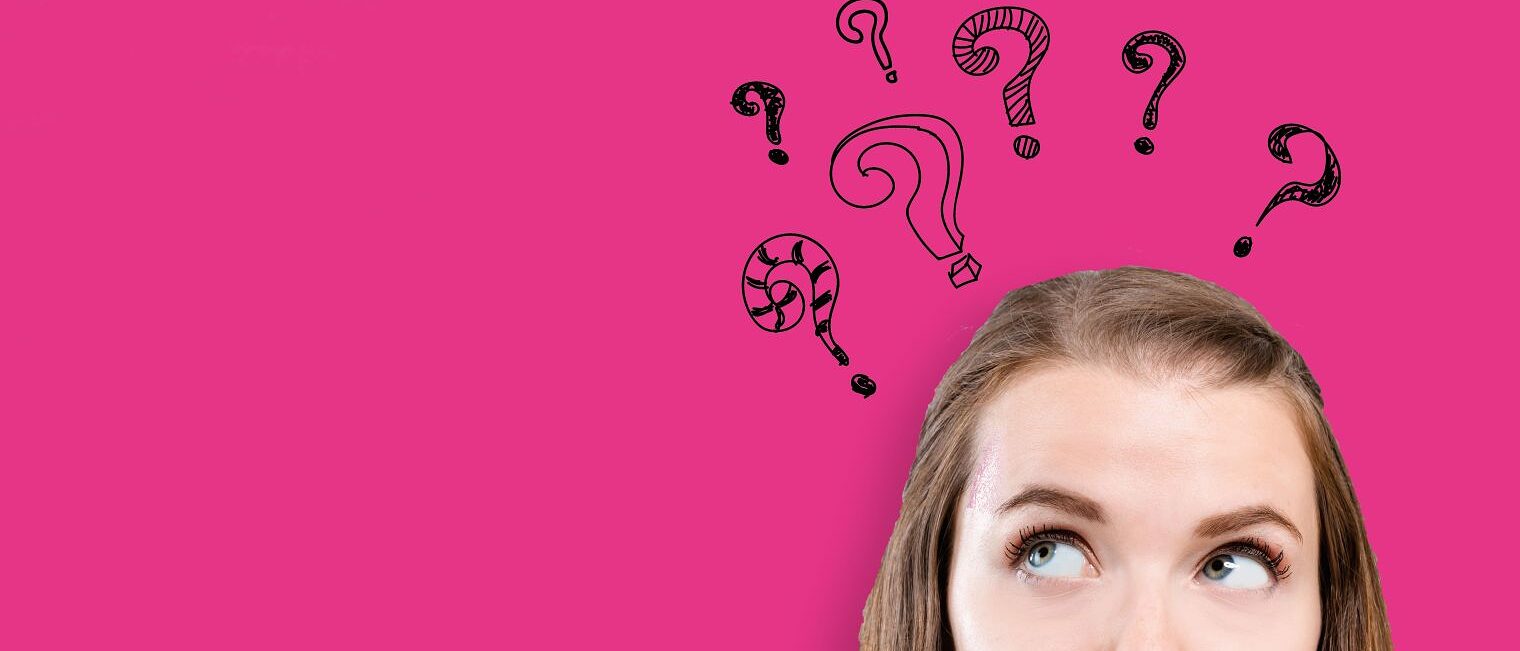 Fragezeichen fliegen um den Kopf einer Frau herum.