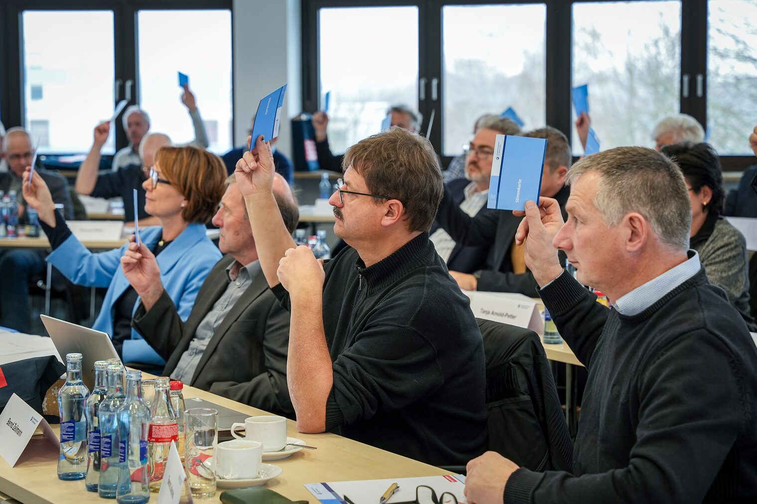 Die Mitglieder der Vollversammlung stimmen mit Stimmkarten ab.