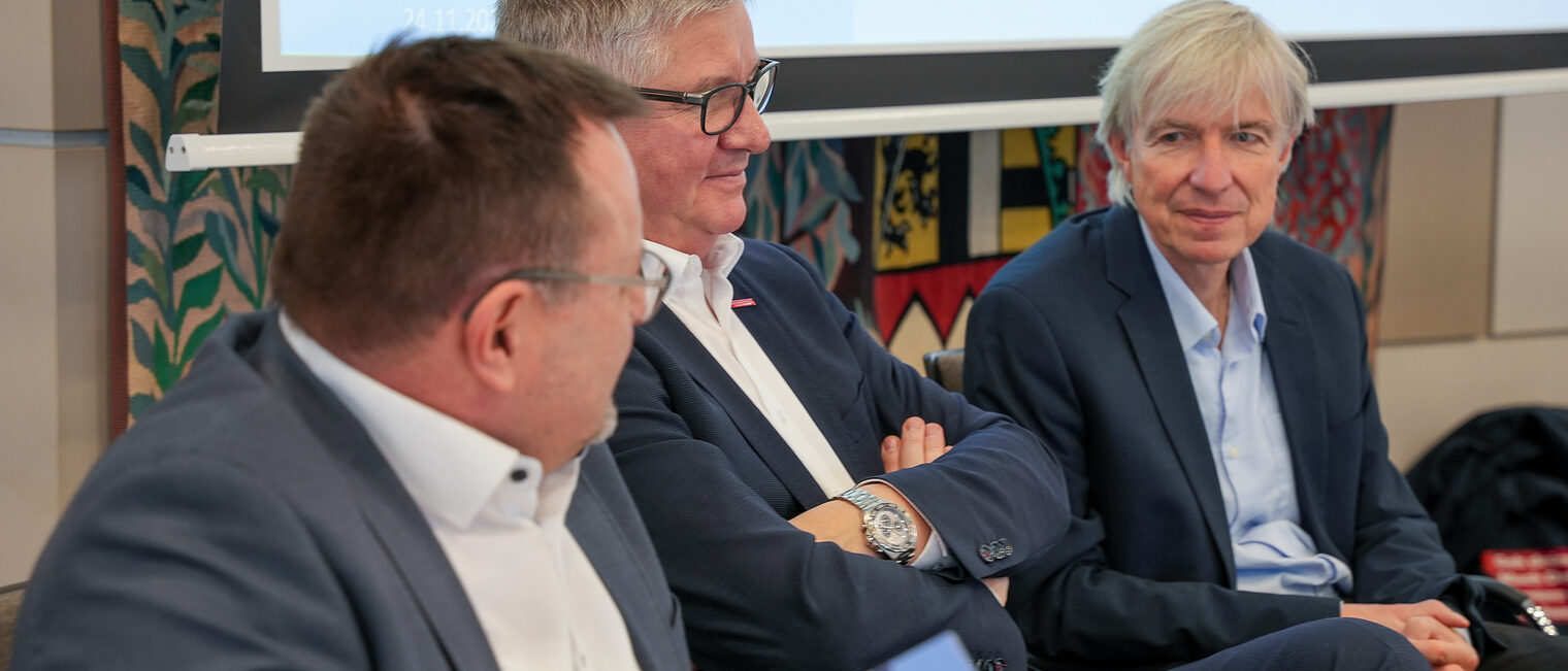 Die HWK-Vizepräsidenten Harald Sattler und Christian Herpich diskutieren mit Regierungspräsident Thomas Nagel.