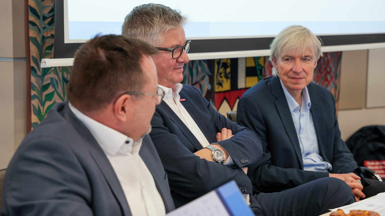 Die HWK-Vizepräsidenten Harald Sattler und Christian Herpich diskutieren mit Regierungspräsident Thomas Nagel.