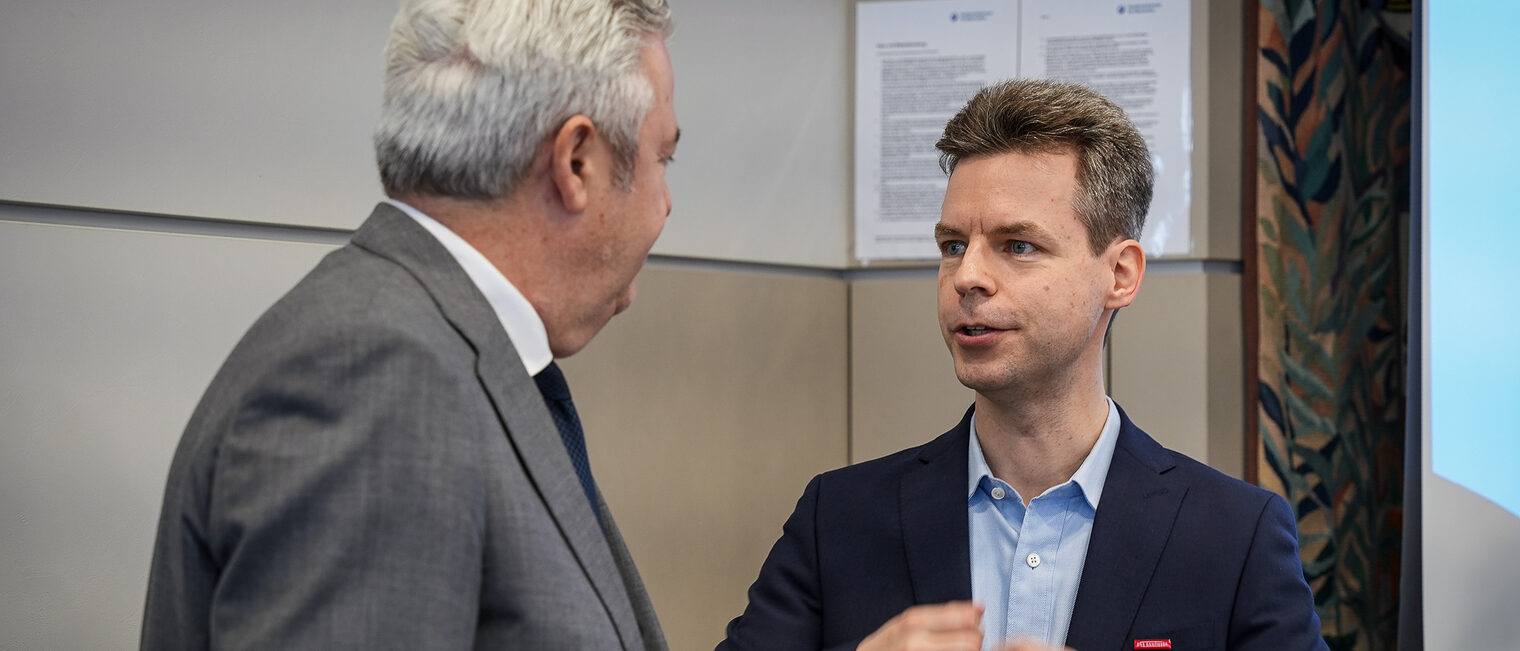 HWK-Präsident Matthias Graßmann und Professor Dr. Serfas besprechen sich.