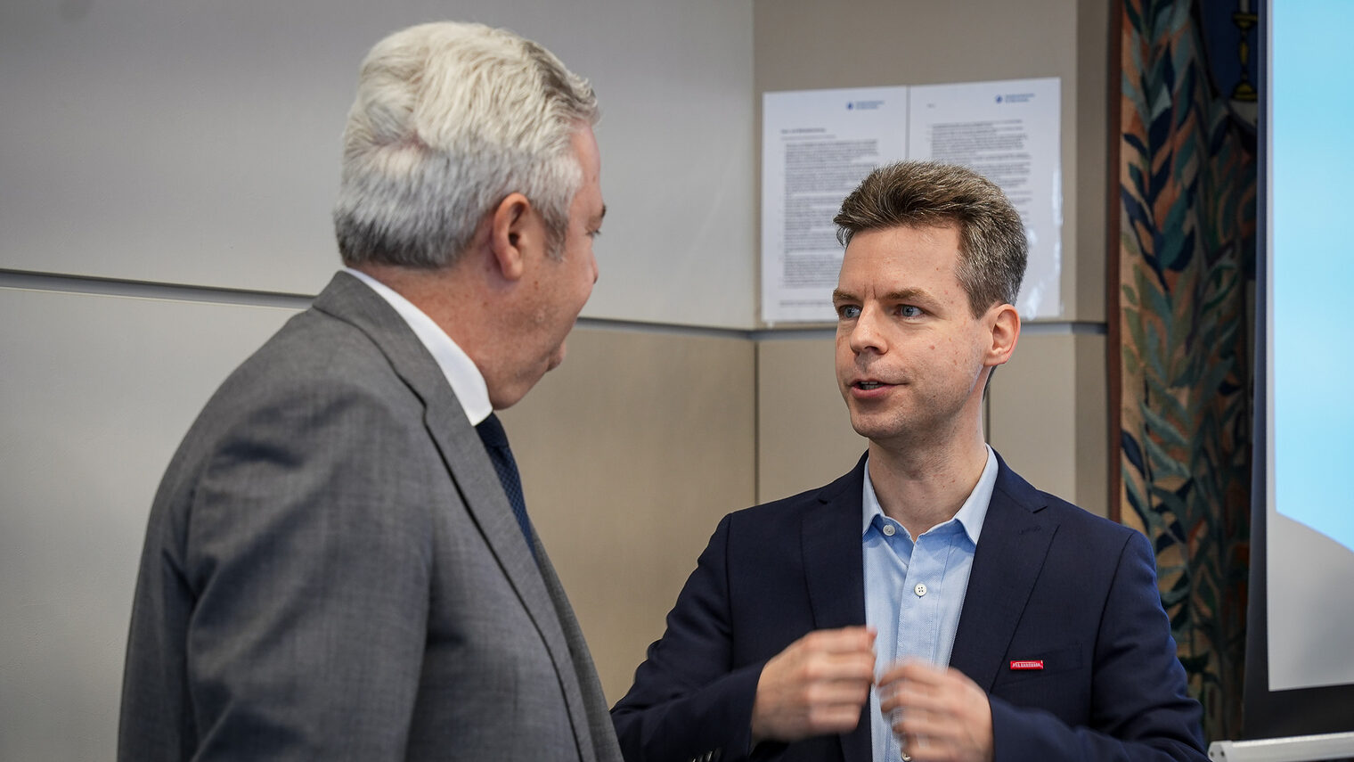 HWK-Präsident Matthias Graßmann und Professor Dr. Serfas besprechen sich.