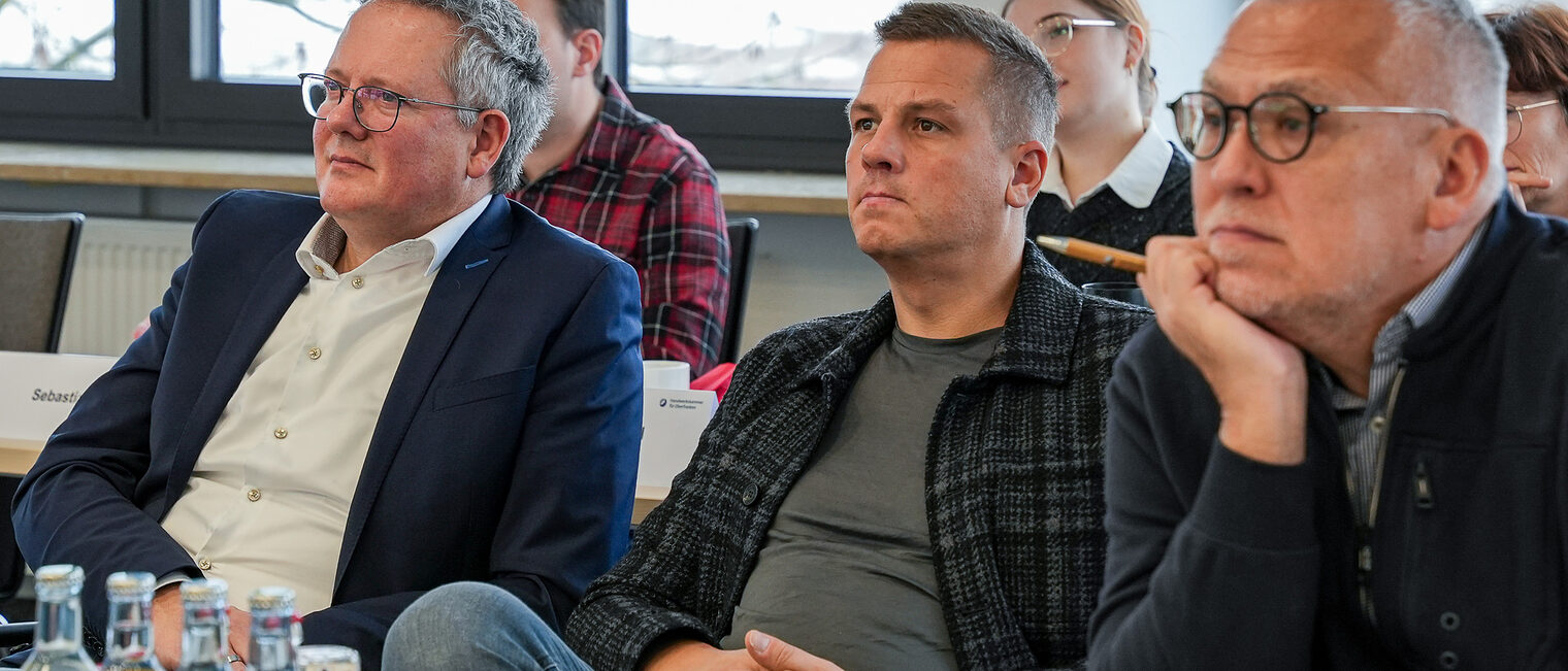 IFGO-Geschäftsführer Ralf Neuber und mehrere Vollversammlungsmitglieder hören den Vorträgen zu.