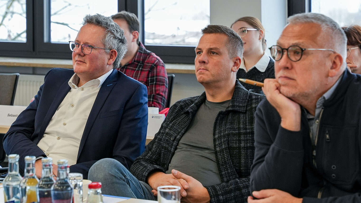 IFGO-Geschäftsführer Ralf Neuber und mehrere Vollversammlungsmitglieder hören den Vorträgen zu.