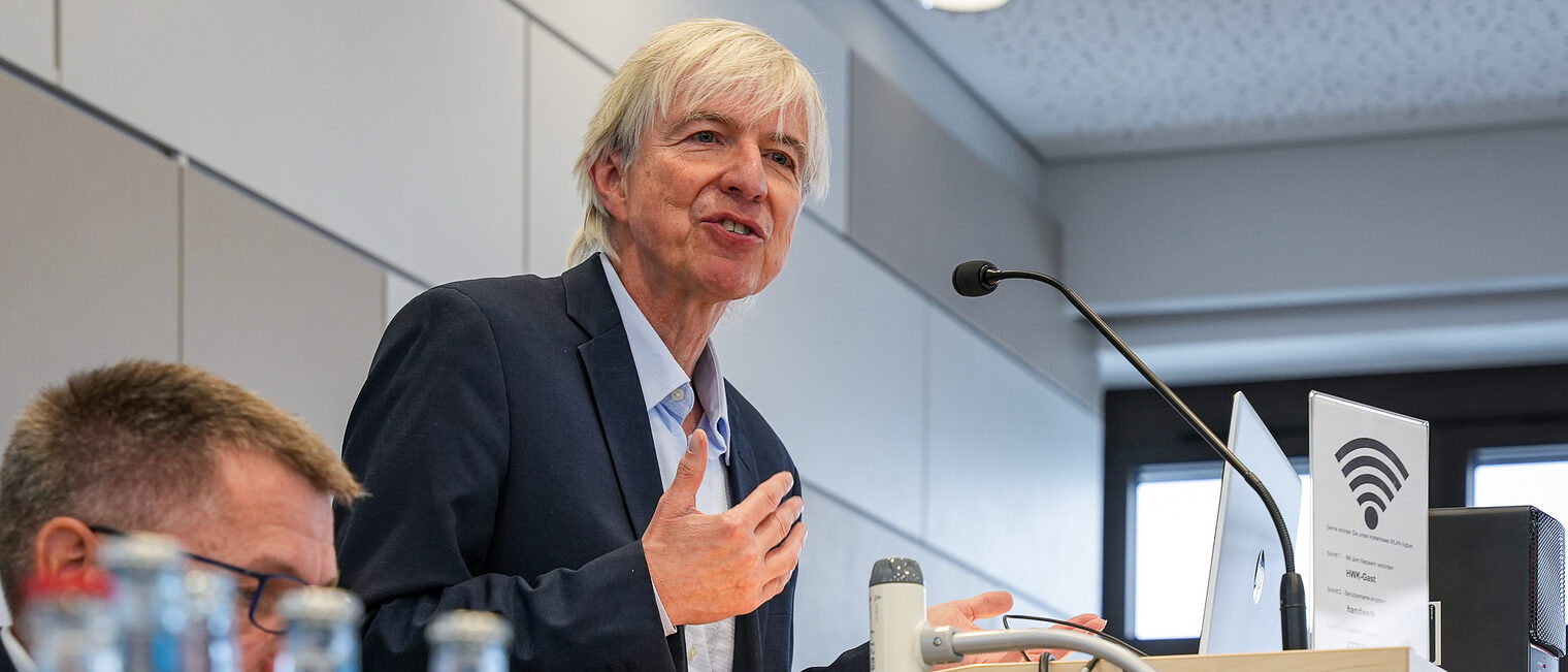 Regierungsvizepräsident Thomas Nagel hält eine Rede am Rednerpult.