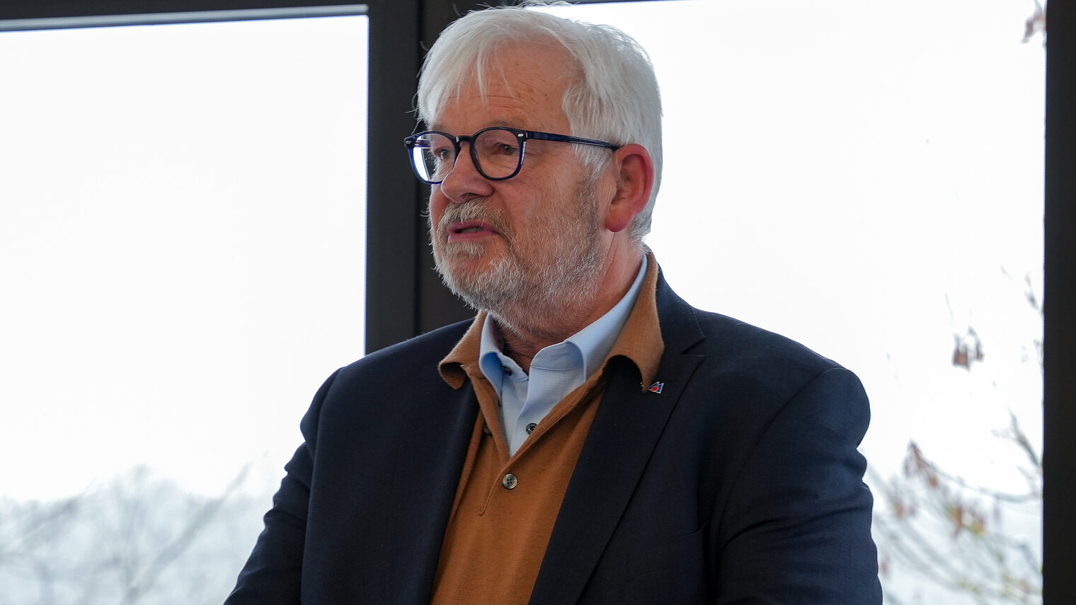 Vollversammlungsmitglied Hannes Müssel meldet sich zu Wort.
