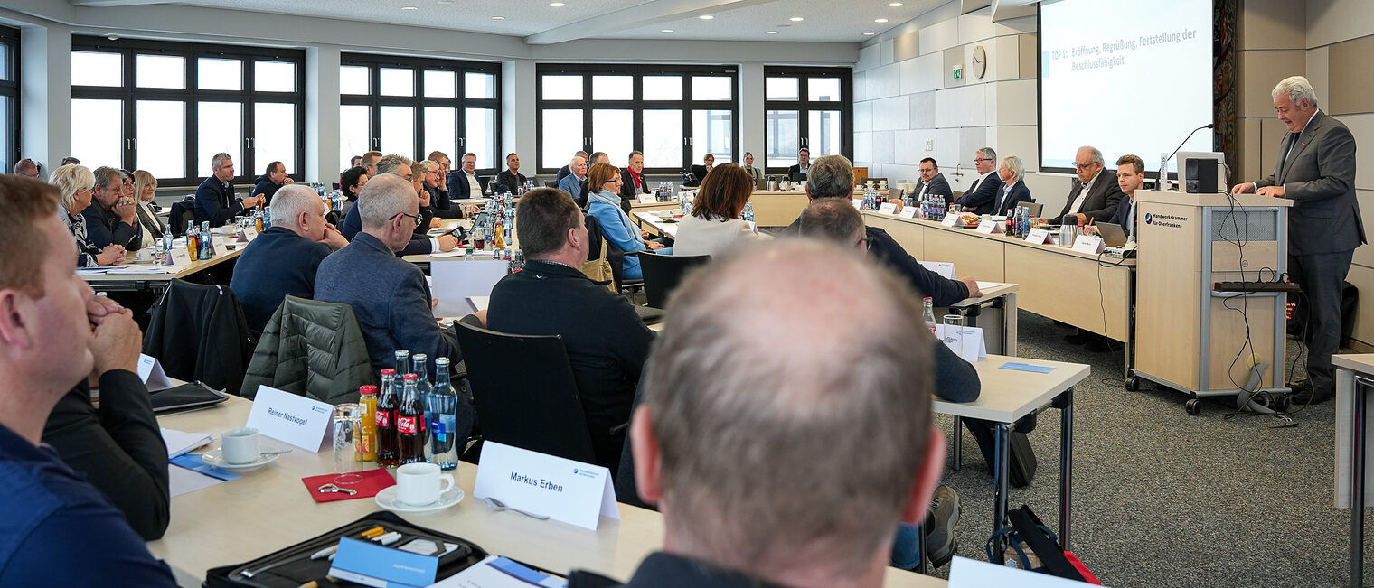 Die Mitglieder der Vollversammlung hören der Rede von HWK-Präsident Graßmann zu.