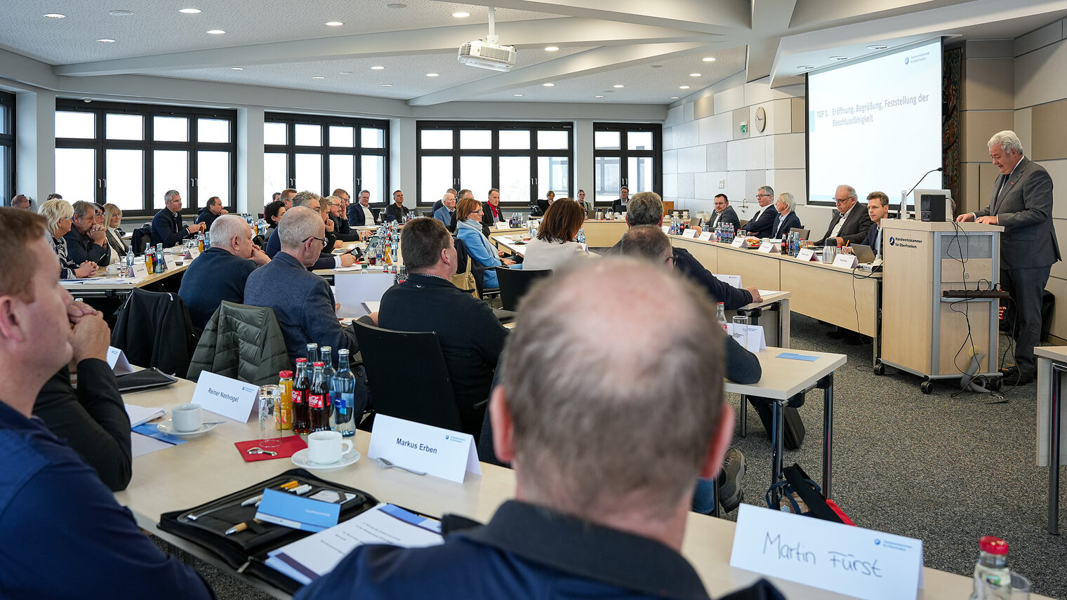 Die Mitglieder der Vollversammlung hören der Rede von HWK-Präsident Graßmann zu.