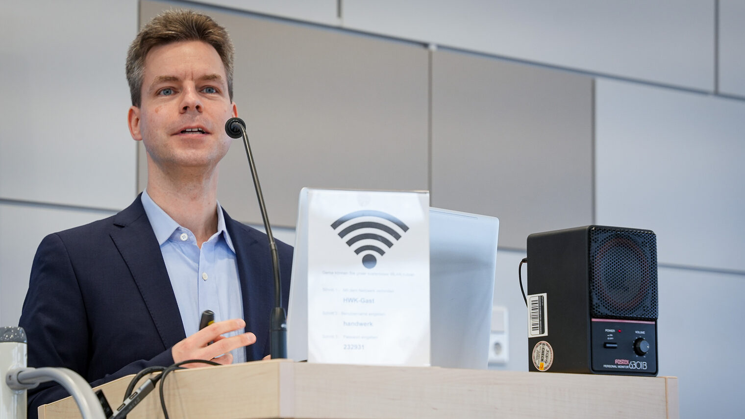 Professor Dr. Sebastian Serfas spricht am Rednerpult.