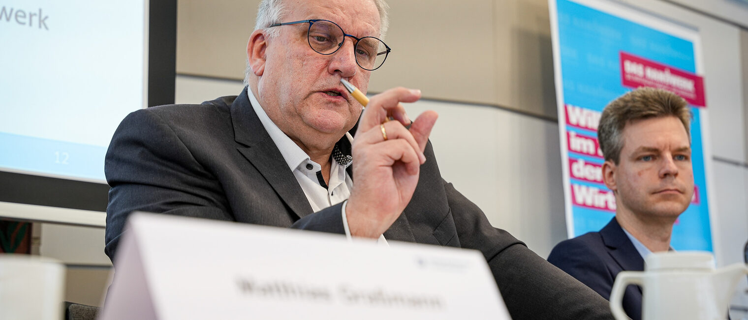 Hauptgeschäftsführer Reinhard Bauer zeigt per Handgeste an, dass nur ein kleines Stück Anpassungsbedarf besteht.