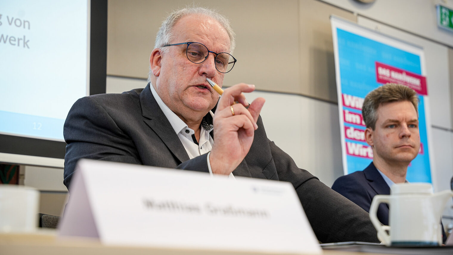 Hauptgeschäftsführer Reinhard Bauer zeigt per Handgeste an, dass nur ein kleines Stück Anpassungsbedarf besteht.