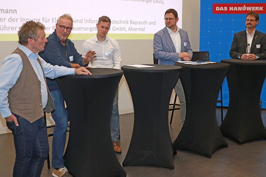 Bernd Zeilmann, Thomas Loskarn, Dr. Daniel Then, Andreas Kätzel und Michael Vogtmann diskutieren an Rednerpulten.