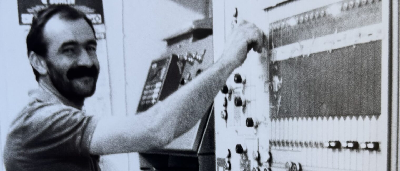 Johannes Wiesneth bedient eine Getreide-Schalttafel.