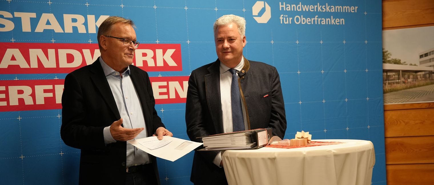 Bambergs Oberbürgermeister Andreas Starke steht neben dem Präsident der HWK für Oberfranken und hält eine Ansprache.