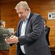 MdB Andreas Schwarz macht mit seinem Handy ein Foto vom Modell des Neubaus