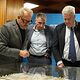 Verschiedene Personen zeigen auf das Modell des neuen Bildungszentrums Bamberg und diskutieren darüber