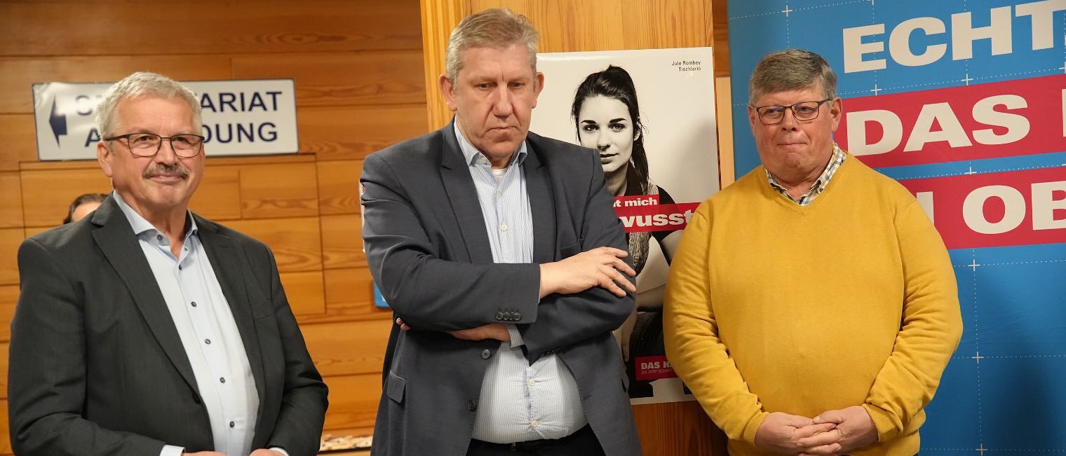 Bambergs Kreishandwerksmeister Manfred Amon, MdB Andreas Schwarz und Vorstandsmitglied der HWK Michael Klein hören einer rede zu