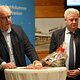 Der Hauptgeschäftsführer der Handwerkskammer steht neben dem Präsidenten der HWK und hält eine Ansprache