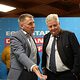 Verschiedene Personen zeigen auf das Modell des neuen Bildungszentrums Bamberg und diskutieren darüber