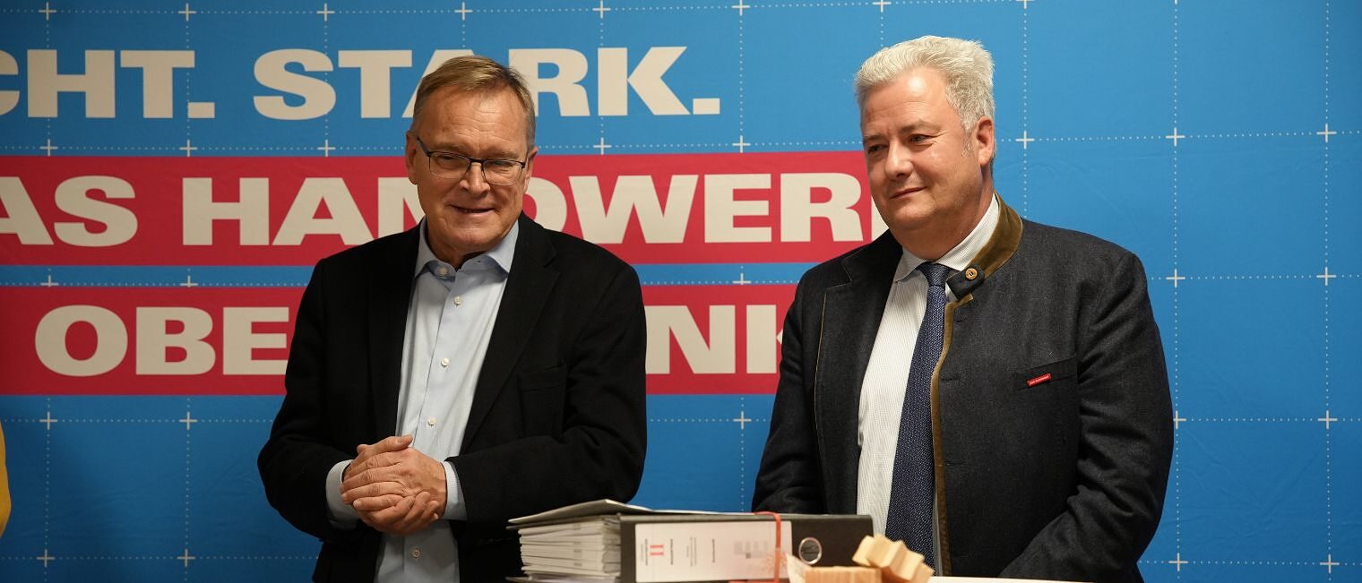 Bambergs Oberbürgermeister Andreas Starke steht neben dem Präsident der HWK für Oberfranken und hält eine Ansprache