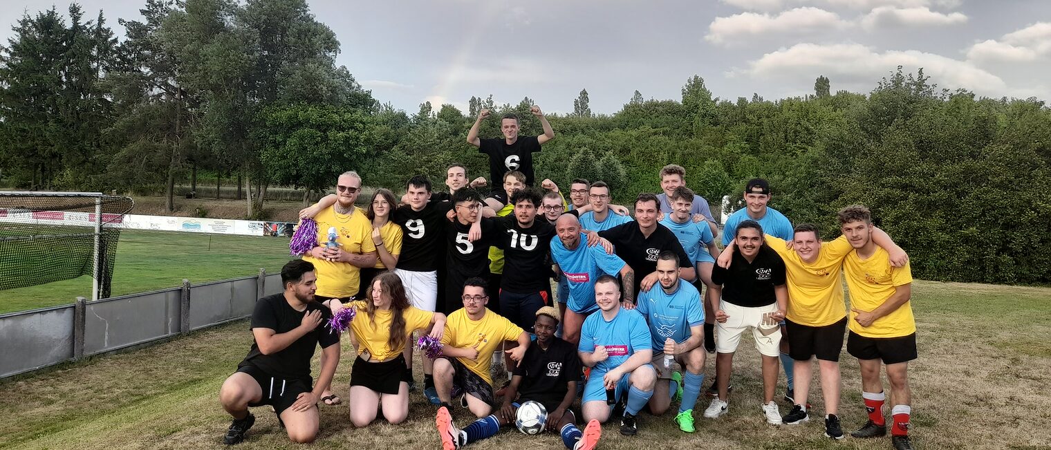 Französische Azubis posieren als Fußballmannschaft für ein Gruppenfoto. 