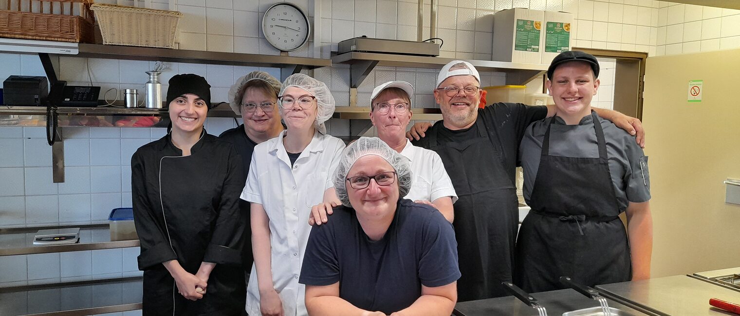 Zwei französische Azubis posieren mit dem Küchenteam des Gästehauses der HWK für Oberfranken. 