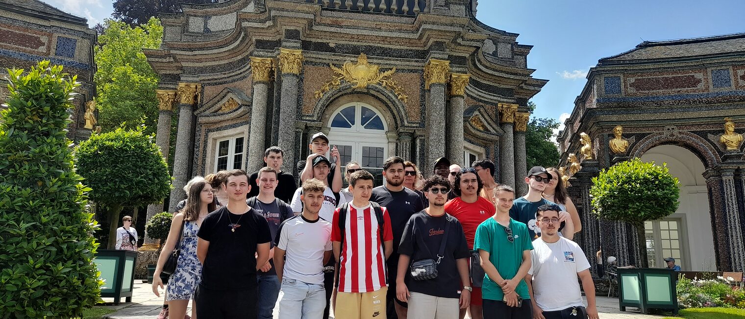 Die französischen Azubis posieren für ein Gruppenfoto in der Eremitage in Bayreuth.