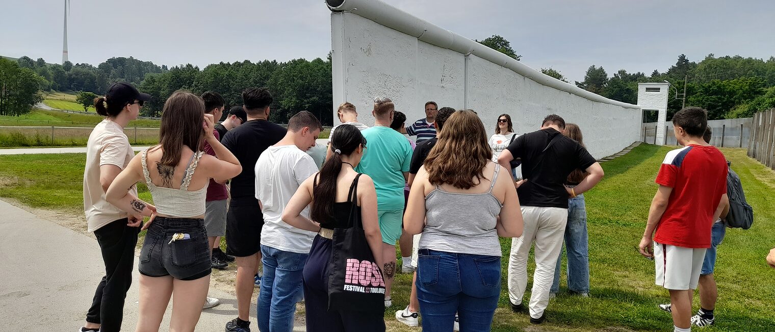 Die französischen Auszubildenden sehen sich die Grenzanlagen in Mödlareuth an.