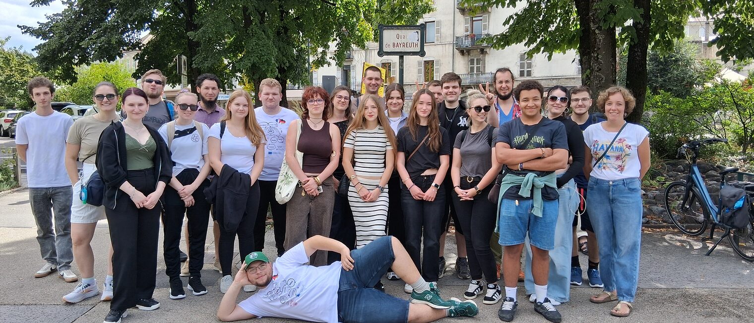 Die deutschen Azubis posieren am Quai de Bayreuth in Lezignan für ein Gruppenbild.