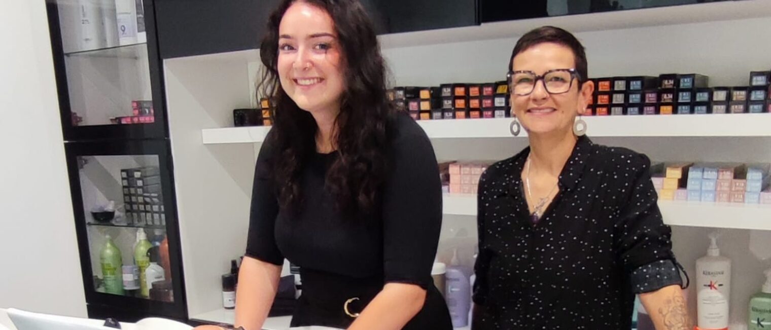 Eine deutsche Azubine wäscht unter Aufsicht einer Ausbilderin einer Kundin in einem Friseursalon in Lezignan die Haare.
