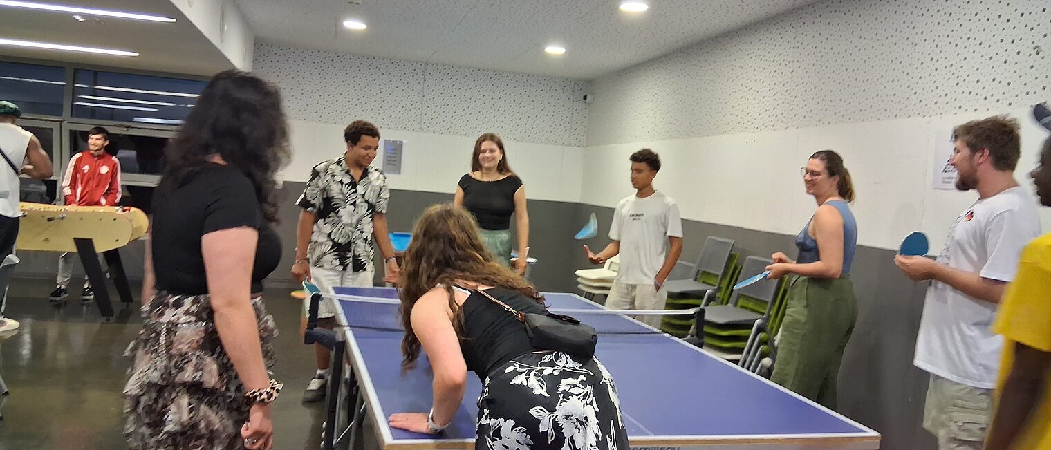 Die deutschen Azubis spielen gemeinsam in Lezignan Tischtennis.